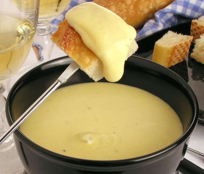 Fondue de queijo clássico (Reprodução / Guia da Cozinha)