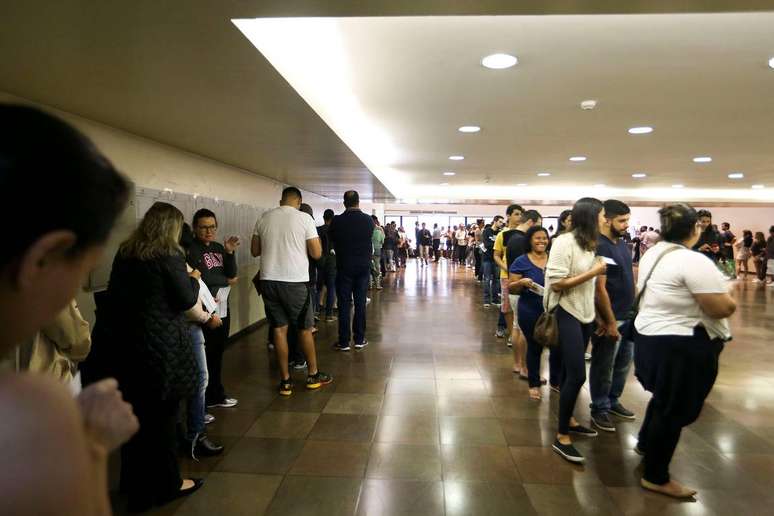 SAO PAULO SP 07/10/2018 POLITICA ELEICOES 2018 VOTAÇÃO Eleitores paulistanos votam no colégio São Luís, em São Paulo - Fila Foto Marcelo Camargo/Agência Brasil