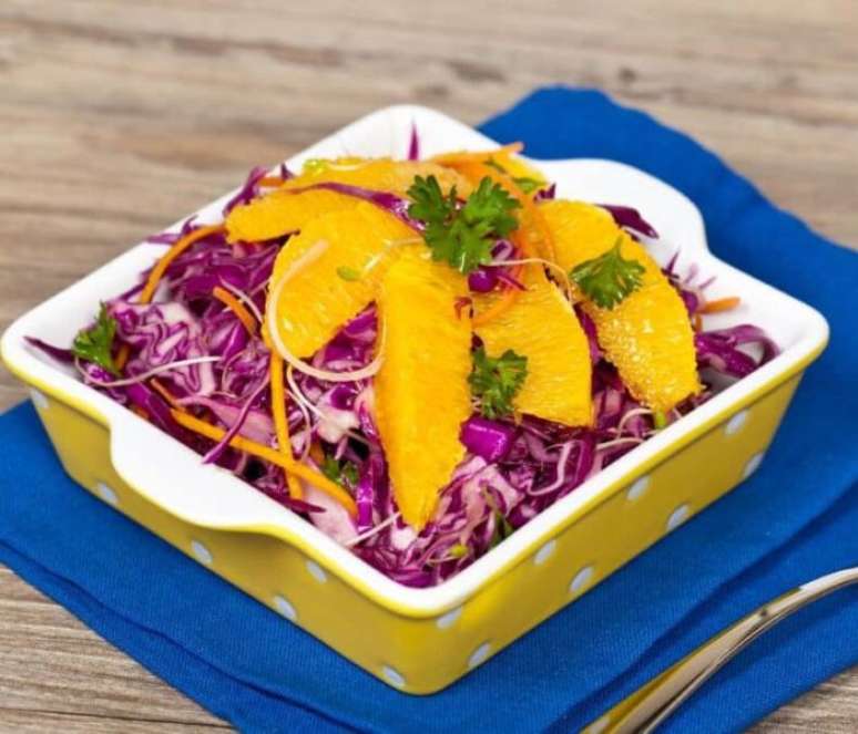 Salada de repolho e laranja (Reprodu&ccedil;&atilde;o / Guia da Cozinha)