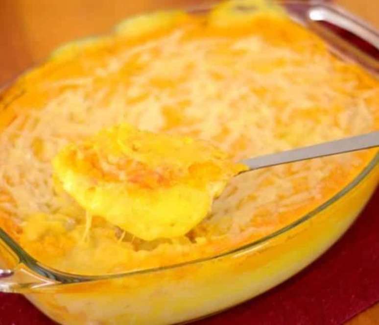 Pur&ecirc; 3 camadas com queijo (Reprodu&ccedil;&atilde;o / Guia da Cozinha)