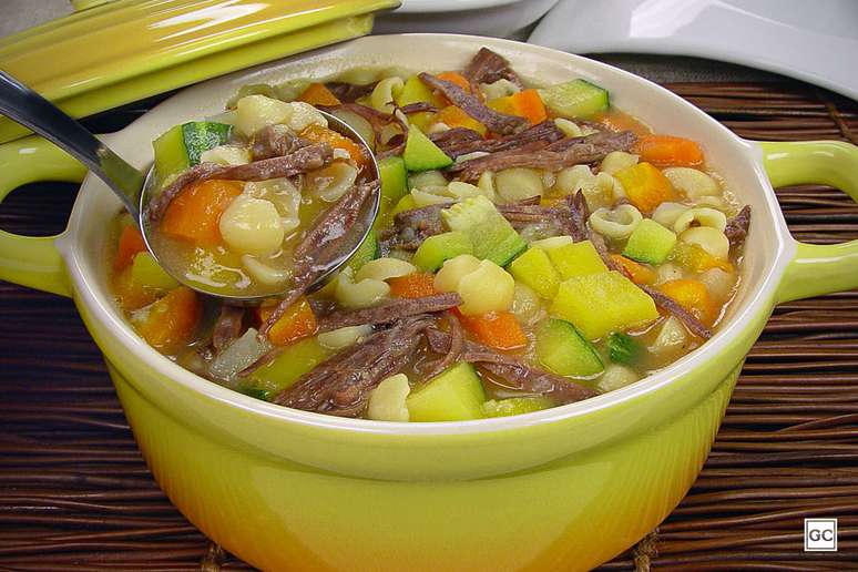 Guia da Cozinha - Sopa de macarrão com carne desfiada para esquentar os domingos frios