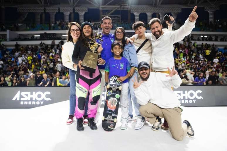 Ao lado da família e da sua equipe, a Fadinha comemora o título (Foto: Paulo Macedo)