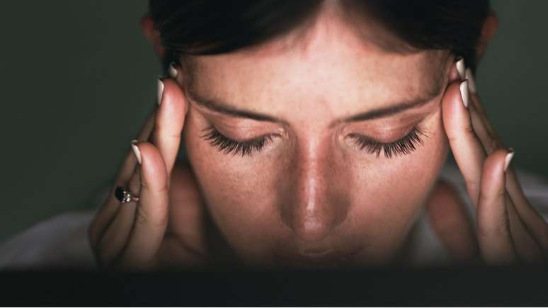 Falta de sono e mudanças hormonais podem ser algumas das razões da nossa tendência de sentir dores com maior intensidade à noite