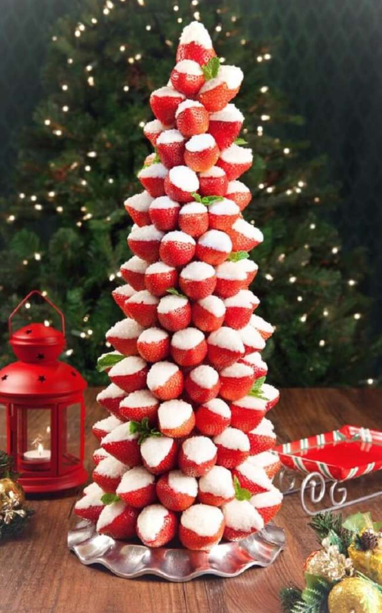 17. &Aacute;rvore de frutas de natal: os morangos s&atilde;o protagonistas na decora&ccedil;&atilde;o dessa &aacute;rvore. Fonte &ndash; Mouths Of Mums