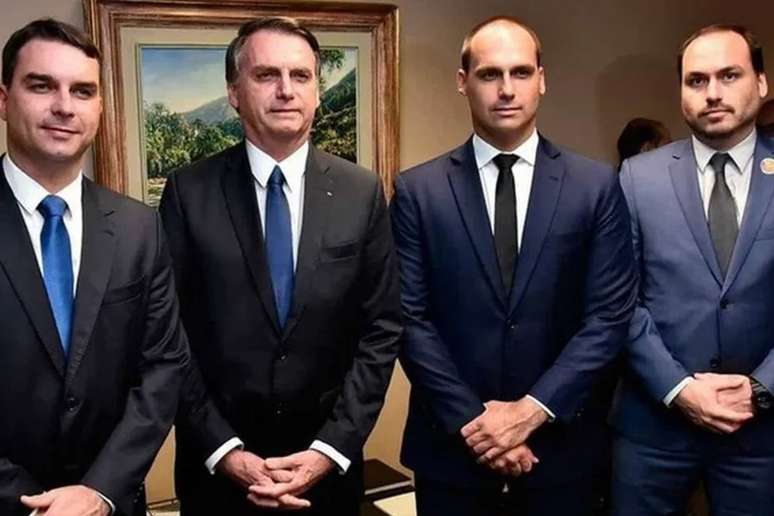 Notas fiscais revelam viagens de Michelle Bolsonaro, Carlos e Jair Renan