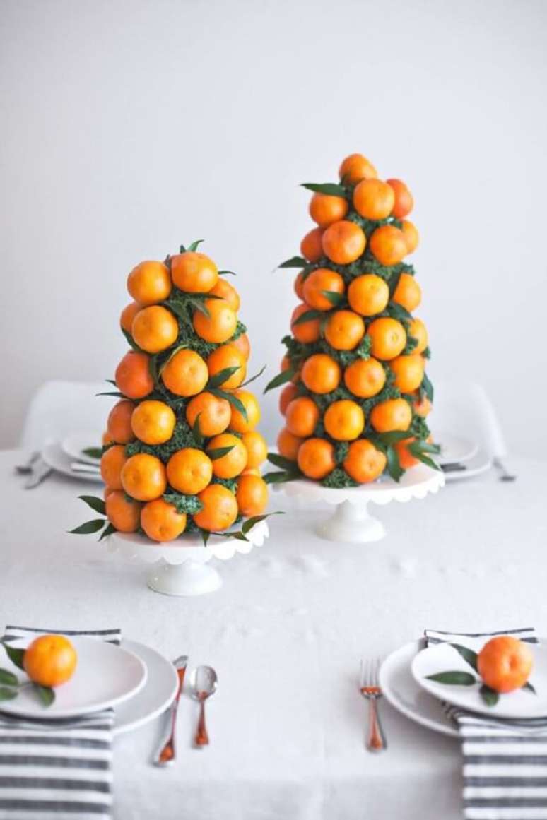 34. Duas árvores de natal de frutas decoram a mesa. Fonte – Alexia Persia