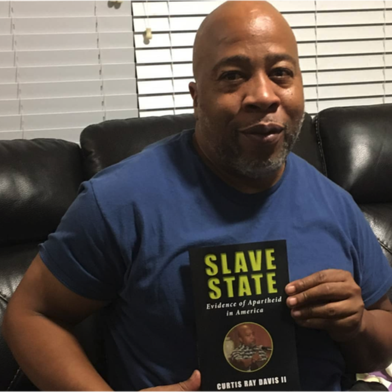 Curtis Ray Davis II escreveu um livro sobre sua experiência na penitenciária 'Angola', na Louisiana