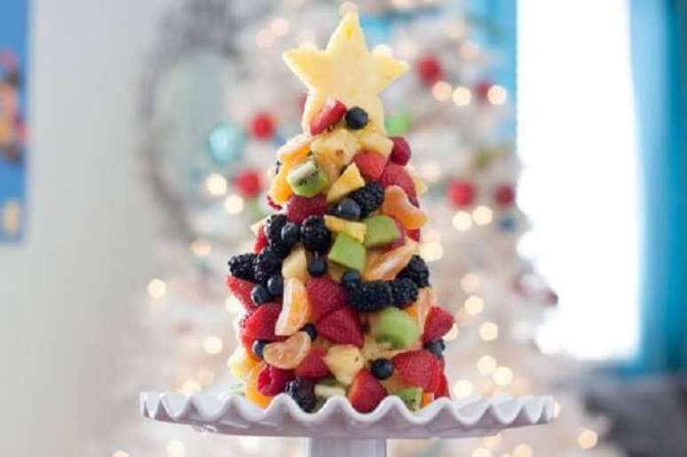 50. Use a criatividade e monte uma linda árvore de natal de frutas. Fonte – Doce Obra