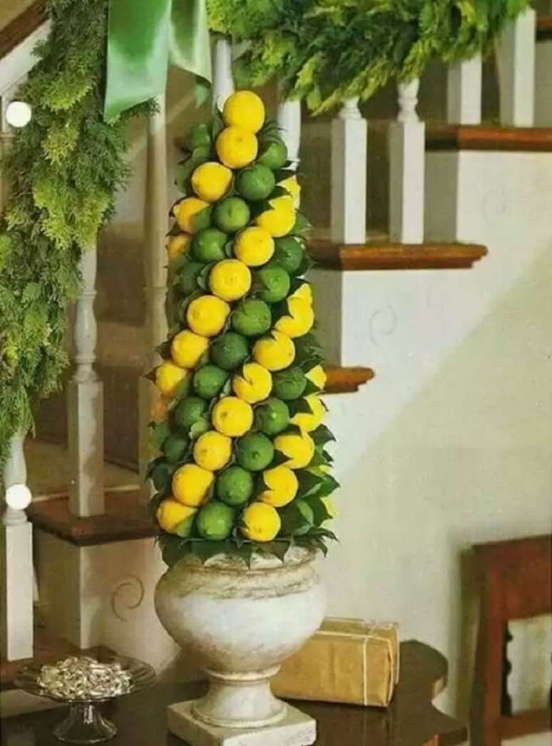 48. Tons de verde e amarelo marcam a identidade dessa &aacute;rvore de natal de frutas. Fonte &ndash; Laercio Villalba