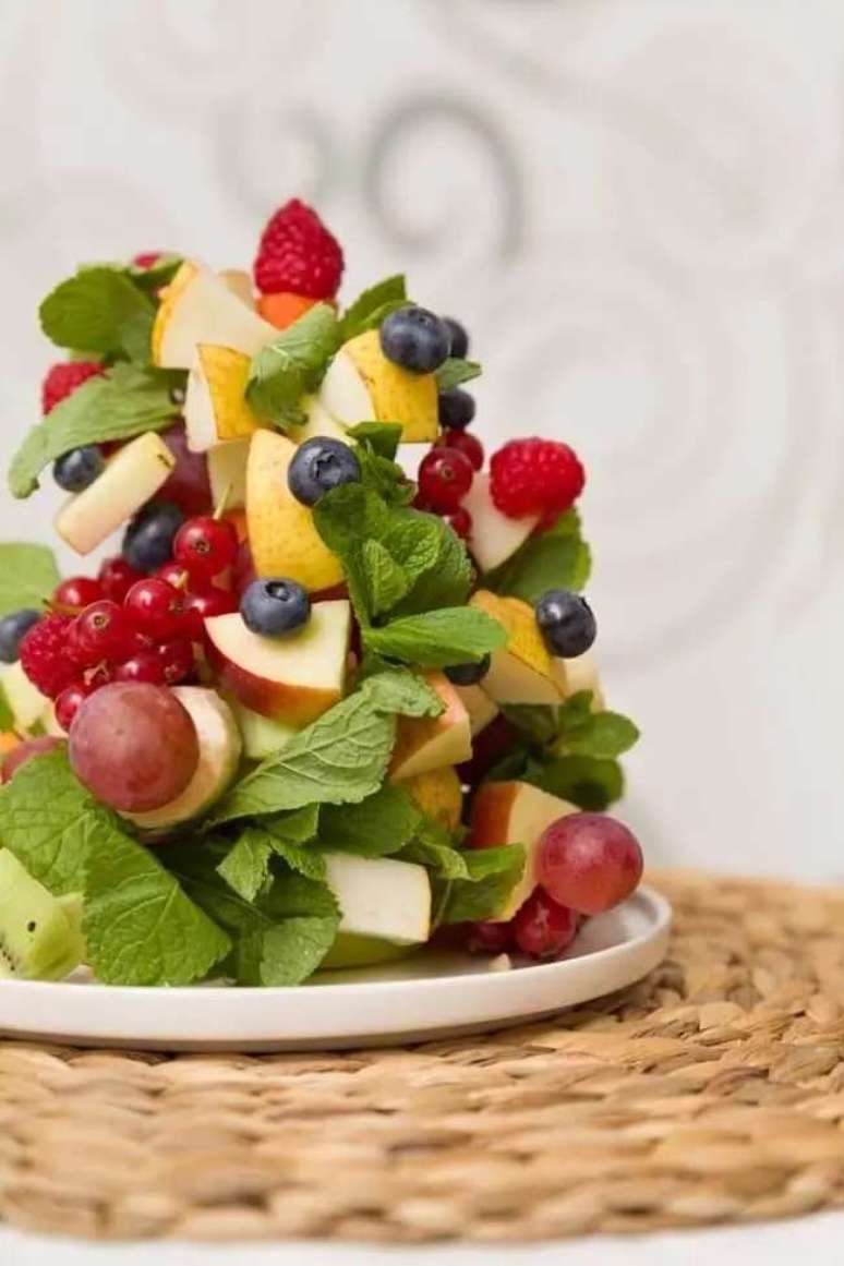 30. As folhas de hortel&atilde; trazem um toque especial para a &aacute;rvore de natal de frutas. Fonte &ndash; Decor F&aacute;cil