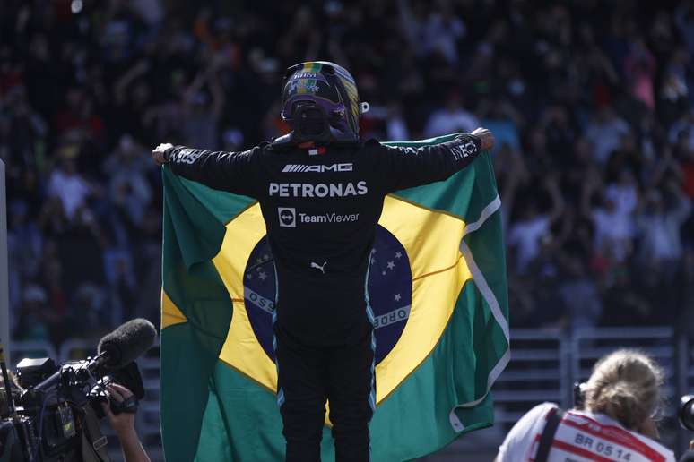 Lewis Hamilton e a bandeira do Brasil 