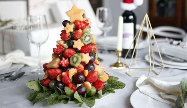 6. Deixe a mesa ainda mais colorida com a &aacute;rvore de natal de frutas. Fonte &ndash; Area de Mulher