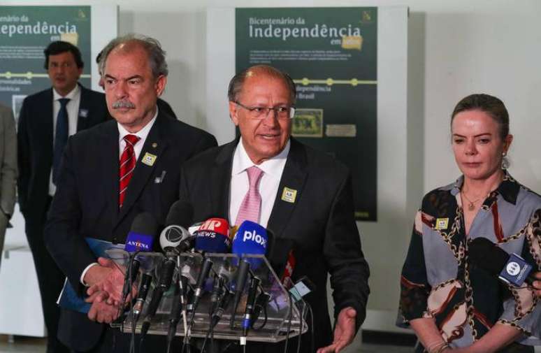 O vice-presidente eleito, Geraldo Alckmin, nomeado coordenador da transição, acompanhado por Aloisio Mercadante e Gleisi Hoffman.