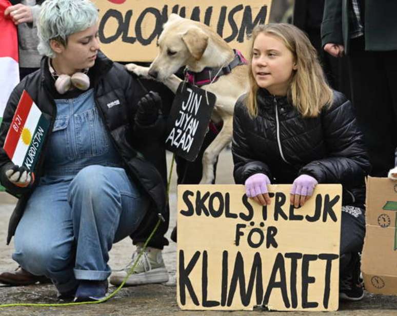 A ativista Greta Thunberg (à direita)