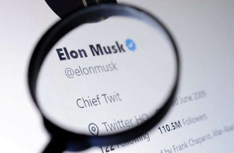 Ilustração fotográfica com a conta de Elon Musk no Twitter vista através de uma lupa
28/10/2022
REUTERS/Dado Ruvic