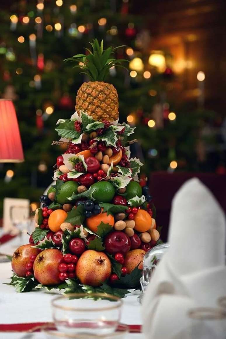 43. O abacaxi ocupou o lugar da estrela na árvore de natal de frutas. Fonte – Decor Fácil