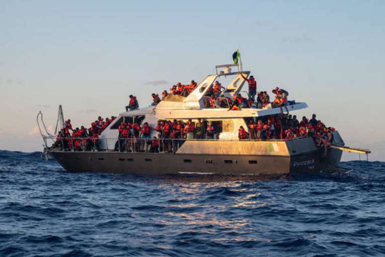 Migrantes à deriva no Mediterrâneo, em foto de arquivo