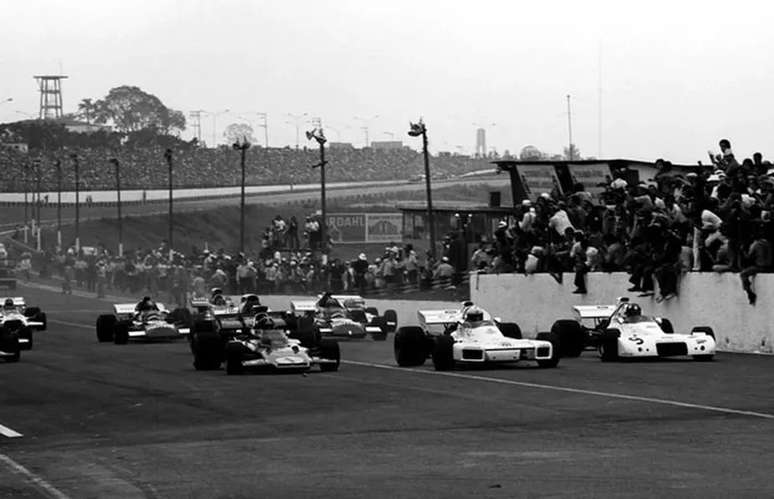 A largada da primeira corrida da F1 em Interlagos 