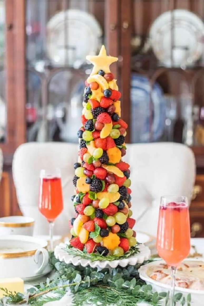 22. Árvore de natal de frutas alta e estreita. Fonte – Jennifer Maune