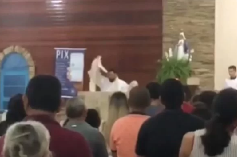 Momento em que o padre retira a batina durante missa na Igreja Matriz Imaculado Coração de Maria, na cidade de Nerópolis (GO)