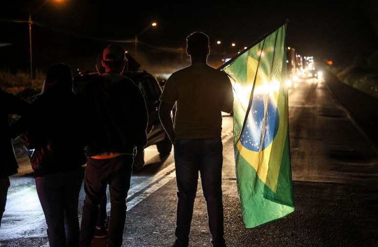 Apoiadores de Jair Bolsonaro, inconformados com o resultado do pleito eleitoral que elegeu Luiz Inácio Lula da Silva como novo presidente do Brasil, bloquearam rodovias pelo País
