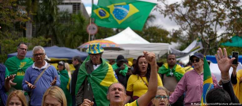 Além de bloquear rodovias, apoiadores de Bolsonaro também foram para frente de quartéis pedir "intervenção federal"