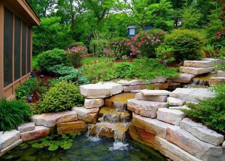 24. Pedras sobrepostas formam uma sutil cascata para o lago ornamental. Fonte &ndash; Decor F&aacute;cil
