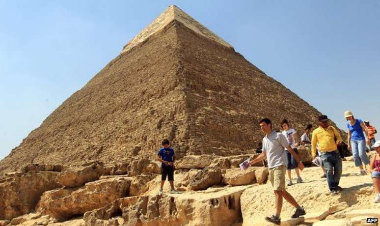 As pir&acirc;mides de Giza, perto do Cairo, s&atilde;o s&iacute;mbolo da poderosa civiliza&ccedil;&atilde;o que ocupou o pa&iacute;s na Antiguidade