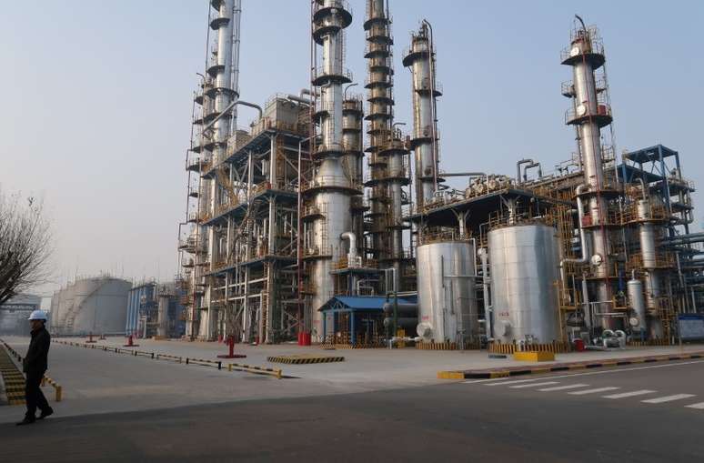 O petróelo pode ser extraído pela Terra e depois precisa ser transportado para refinarias, como esta em Dongying, na província de Shandong, China 