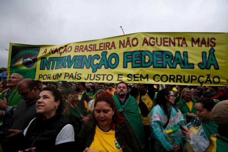 Apoiadores do presidente Bolsonaro em frente ao Comando Militar do Sudeste em frente a entrada da Alesp.