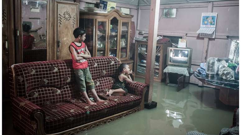 As fotos de Salam mostram como as pessoas em Chittagong tentam viver dentro da maior normalidade possível quando as águas sobem