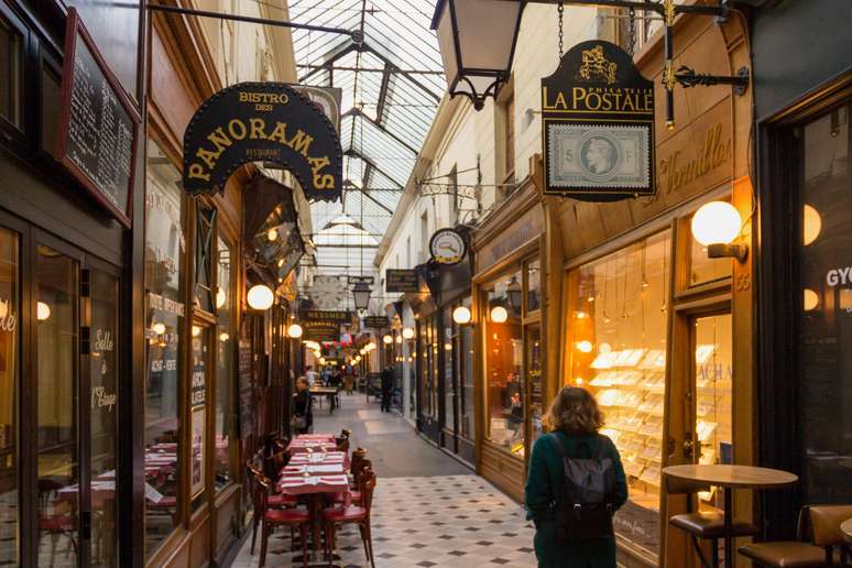 A Passage des Panoramas &eacute; a mais antiga de Paris e abriga lojas e um teatro ativos h&aacute; quase dois s&eacute;culos.