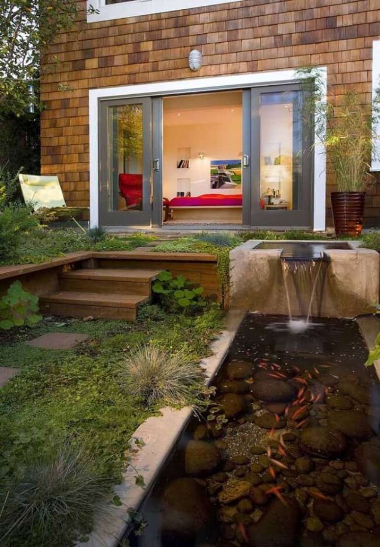 3. O lago ornamental foi feito sob medida para a entrada da casa. Fonte &ndash; Houzz