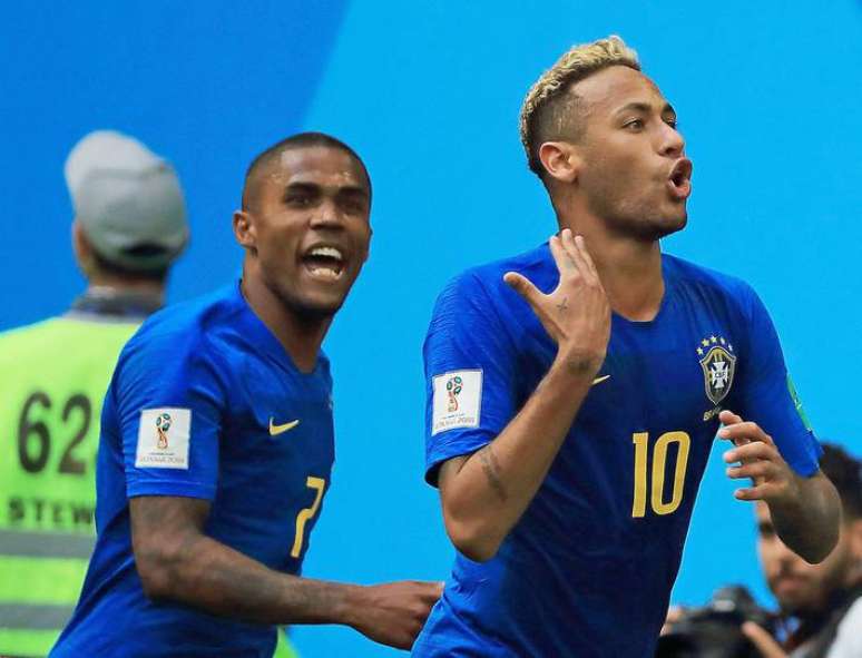 Neymar comemora gol com Douglas Costa em lance do jogo Brasil e Costa Rica no estádio Krestovsky Arena Zenit pela segunda rodada do Grupo E da fase de grupos da Copa do Mundo da Rússia.