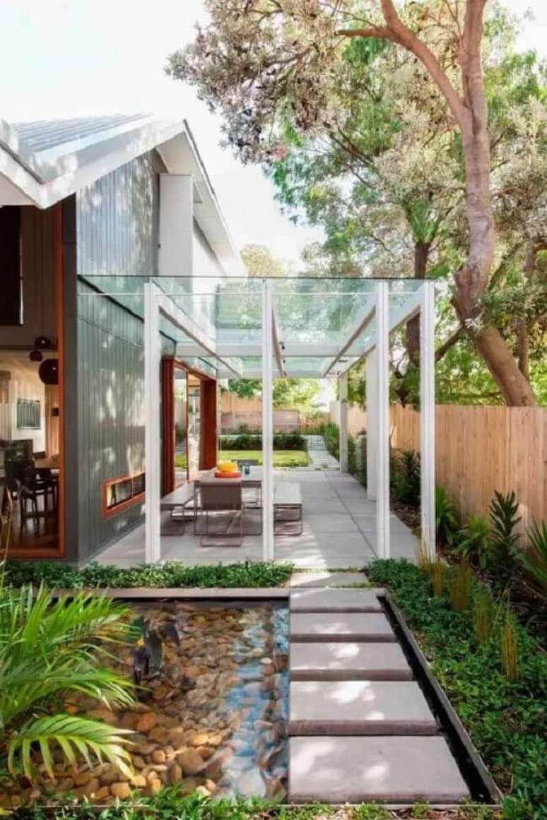 27. O lago ornamental traz um toque especial para o jardim. Fonte &ndash; Architizer