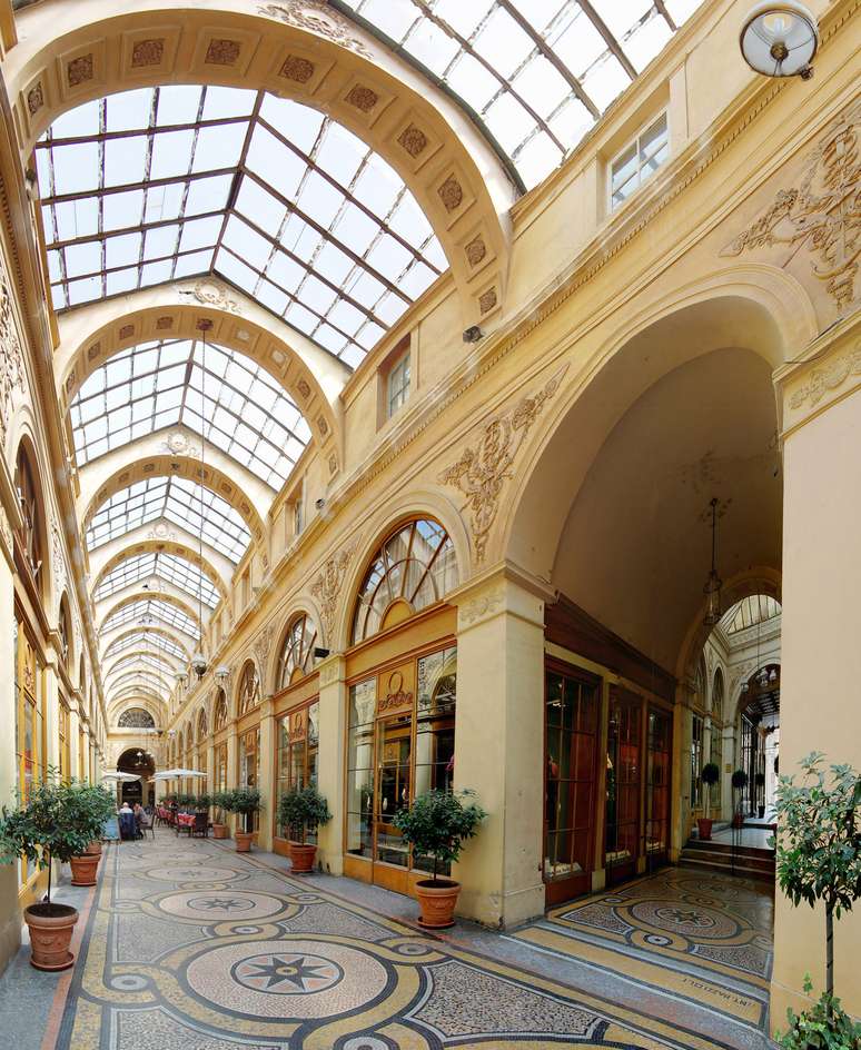 A Galerie Vivienne &eacute; uma das mais emblem&aacute;ticas de Paris por sua est&eacute;tica elegante, sua localiza&ccedil;&atilde;o e suas lojas de marcas consagradas.
