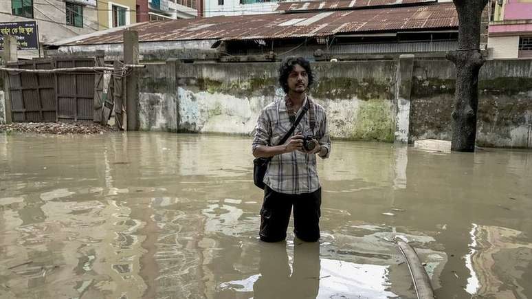 Jashim Salam começou a documentar os efeitos das inundações em seu bairro, em Chittagong, em 2009