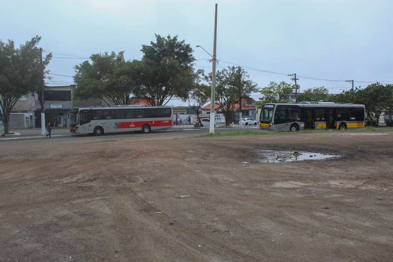 Terreno vazio no Parque Savoy City serve de estacionamento para os ônibus @Gabriela Vasques/Agência Mural