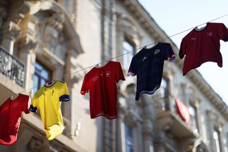 No Azerbaij&atilde;o, camisas de sele&ccedil;&otilde;es europeias que jogaram a Eurocopa 2020 no grupo A. O continente concentra a maior parte dos t&iacute;tulos de Copa do Mundo.