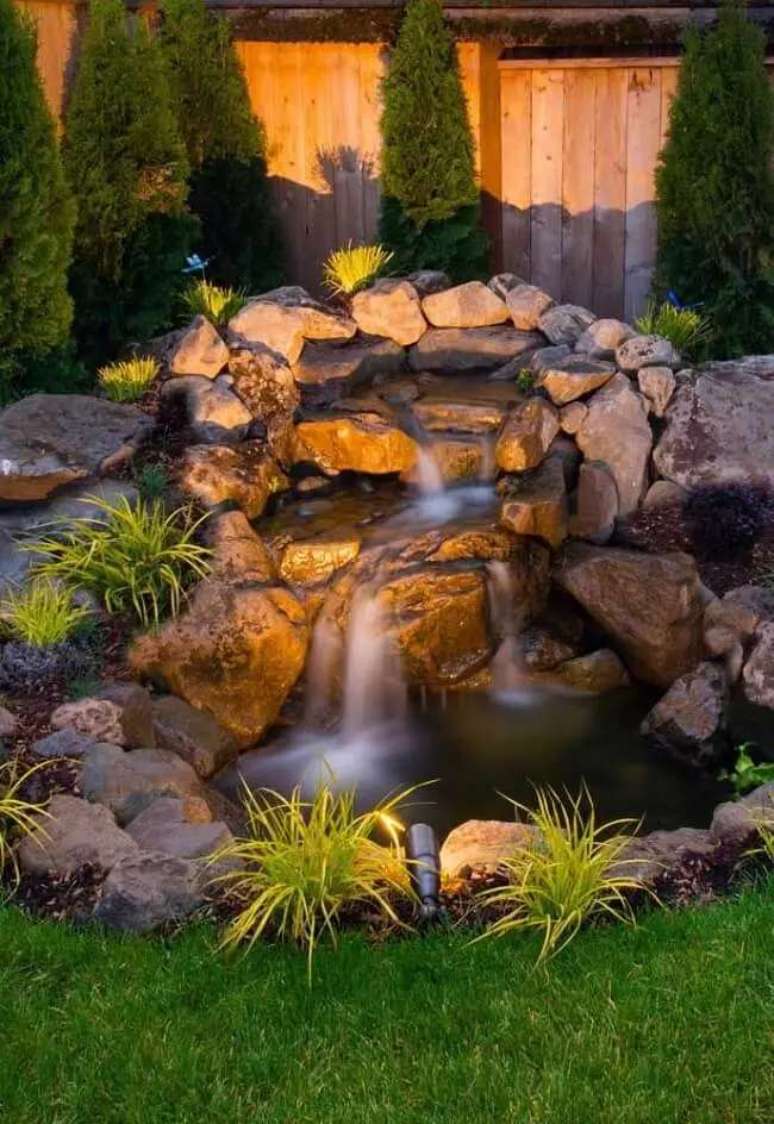6. A ilumina&ccedil;&atilde;o faz toda a diferen&ccedil;a no lago ornamental. Fonte &ndash; All About Garden