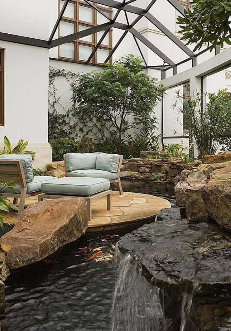 31. O jardim de inverno ganhou a presen&ccedil;a de um lindo lago ornamental. Fonte &ndash; Decor F&aacute;cil