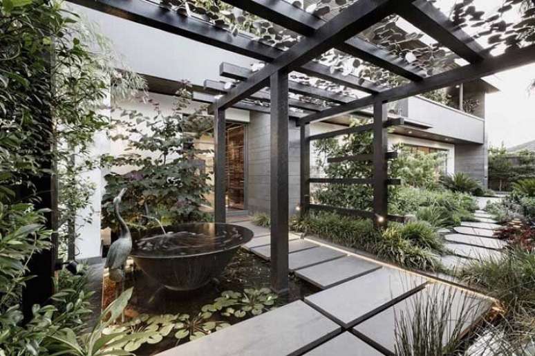 30. O lago ornamental decora a entrada da casa. Fonte &ndash; Houzz