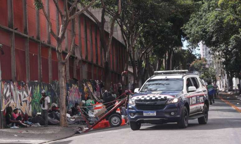 Guarda Municipal realiza patrulhamento na Rua Helvétia, onde fluxo da Cracolândia passou a se concentrar nos últimos meses