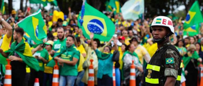 Apoiadores do presidente Jair Bolsonaro participam de ato antidemocrático em frente ao QG do Exército, em Brasília. Na foto, um protesto no feriado de Finados.