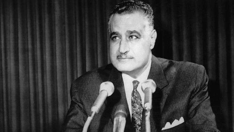 Gamal Abdel Nasser nacionalizou o Canal de Suez e liderou o movimento nacionalista Pan-arabismo