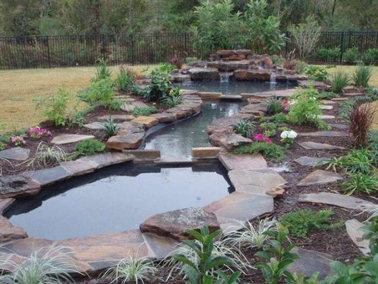 21. Projeto de lago ornamental com cascata e plantas. Fonte &ndash; Home Interior Design