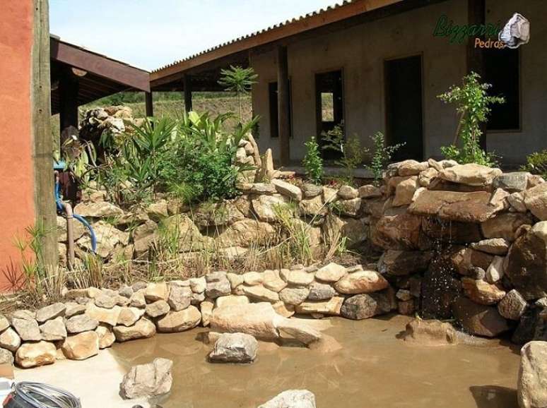 37. Lagos ornamentais para jardim e bordas em pedra. Fonte &ndash; Bizzarri Pedras