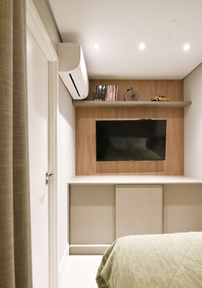 Quarto com tv e painel