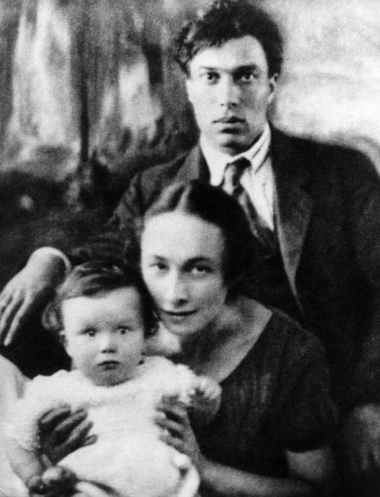 Boris Pasternak, retratado na imagem com sua esposa e filho, foi for&ccedil;ado pelas autoridades sovi&eacute;ticas a recusar o Pr&ecirc;mio Nobel de Literatura