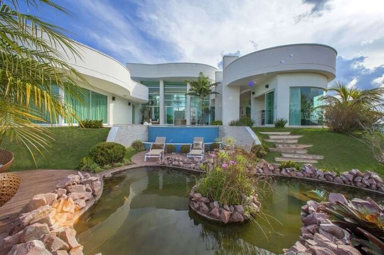 64. &Aacute;rea de lazer com piscina e lago ornamental com carpas. Fonte &ndash; Iara Kilaris